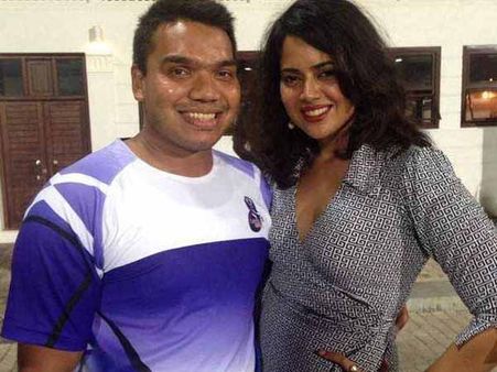 ఫొటో దిగి...సమీరా రెడ్డి ఇరుక్కుపోయింది(ఫొటో)