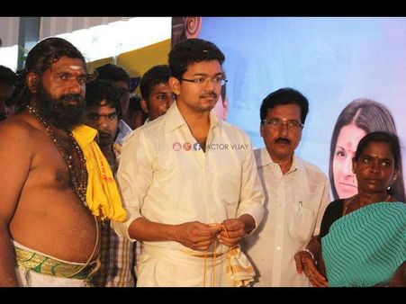 అభిమానుల పెళ్లిలో హీరో సందడి(ఫొటో)