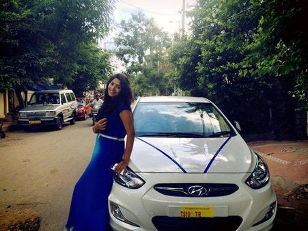 లవ్: సింగర్ గీతామాధురికి కారు గిఫ్టుగా...(ఫోటోస్)