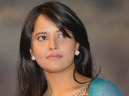 తక్కువే: యాంకర్ అనసూయ ఐస్ బకెట్ చాలెంజ్ (వీడియో)