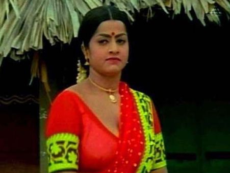 వస్తోందట: అప్పటి హాట్ లేడీ గురించి హాట్ టాపిక్!