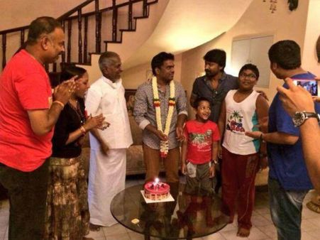 ఫ్రెండ్లీ కిస్: యువన్ శంకర్ రాజా బర్త్ డే (ఫోటోస్)