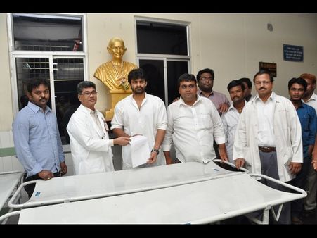 పవన్ బర్త్‌డే: మేనల్లుడి హడావుడి @ గాంధీ (ఫోటోస్)