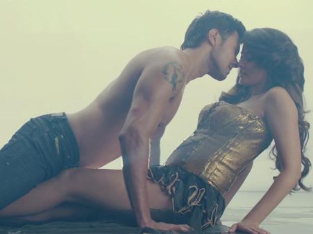 కసిమీదున్న హీరోయిన్: హ(ము)ద్దులు దాటుతోంది (ఫోటోస్)