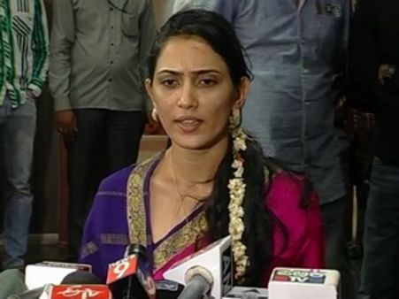 'ఆమే నా భార్యే' ... నన్ను బెదిరించారు: డైరక్టర్ గోల