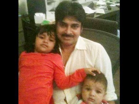 ఇద్దరు కూతుర్లతో పవన్ కళ్యాణ్ (రేర్ ఫోటో)