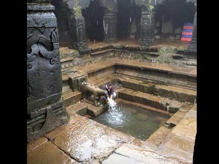 పురాతన దేవాలయం దగ్గర రాజమౌళి (ఫొటో)