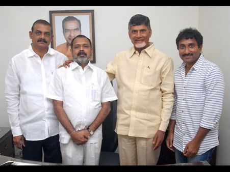 చంద్రబాబును కలిసిన దర్శకుడు శ్రీను వైట్ల