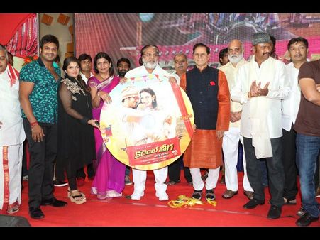 కరెంట్ తీగ ఆడియో: వర్మను చొక్కాపట్టి లాగారు(ఫోటోస్)