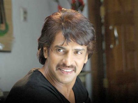 గ్రేట్ : హెచ్‌ఐవి బాలికను దత్తత చేసుకున్న హీరో