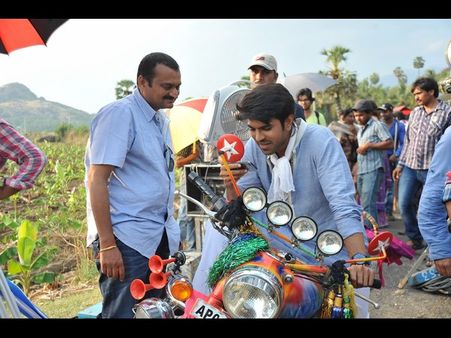 గోవిందుడు మనోడే! చరణ్ స్టైల్ కేక (వర్కింగ్ స్టిల్స్)