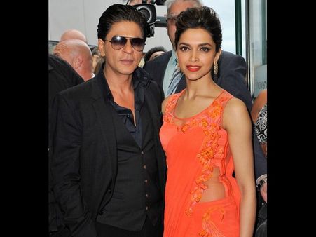 దీపిక క్లీవేజ్ షో వివాదం: షారుక్ ఖాన్ మద్దతు!