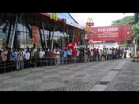 మహేష్ అంటే పిచ్చి: జెండా పాతేంగే...(ఫోటోస్)