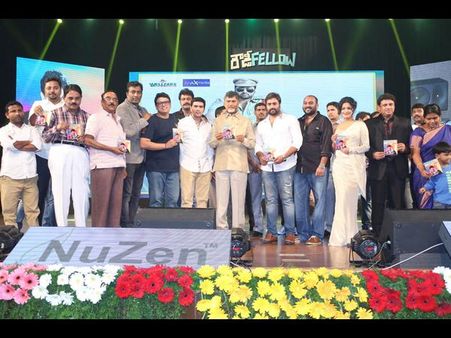 డబ్బుతో ఫ్యాన్స్ రారు: చంద్రబాబు@రౌడీ ఫెలో (ఫోటోస్)