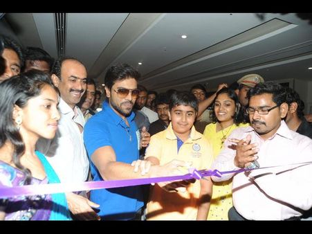 థియేటర్లో రామ్ చరణ్, సమంత సందడి (ఫోటోస్)