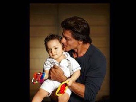 షారుక్ ఖాన్ మూడో కొడుకు ఫస్ట్ లుక్...(ఫోటోస్)