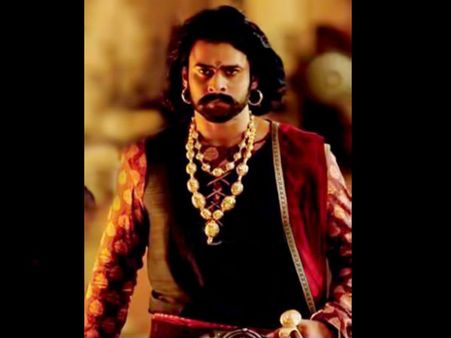 ప్రభాస్ లుక్: రాజసం ఉట్టిపడుతోంది!