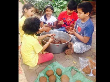 పవన్ పిల్లలిద్దరూ దీపావళి హడావిడిలో....(ఫొటో)