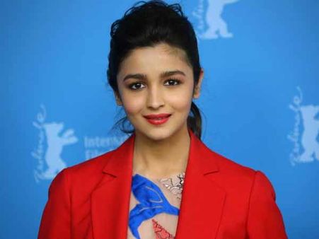 హీరోయిన్ రాత్రిపూట లిప్ట్ అడిగితే...(వీడియో)