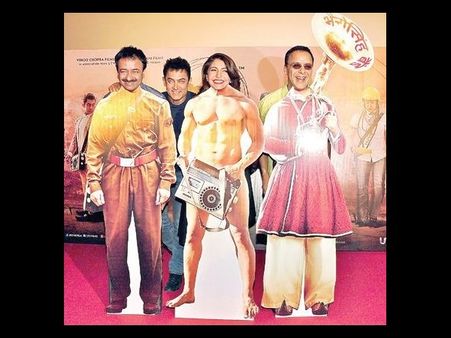 అమీర్ ఖాన్ కటౌట్లో నగ్నంగా అనుష్క ఇలా...!