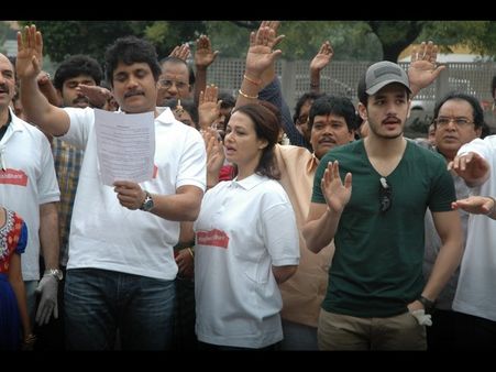 చీపుర్లు పట్టి...నాగ్, నాగచైతన్య, అఖిల్ (ఫొటోలు)