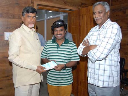 సీఎంను కలిసి చెక్కు అందించిన సంపూర్ణేష్ బాబు