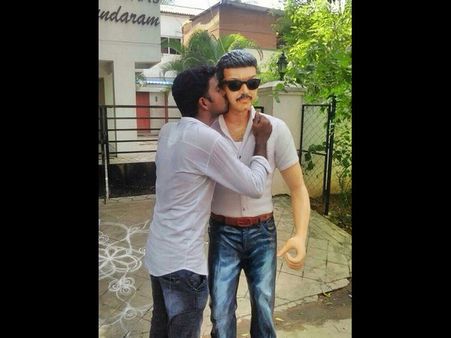 అభిమాన హీరోకి ఫేస్ బుక్ ఫ్యాన్స్ విగ్రహం!(ఫొటో)