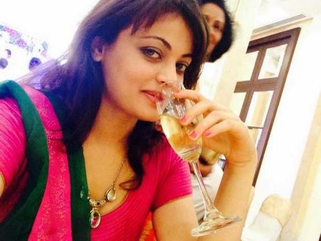 కూల్ గా..మందు కొడుతూ ఫోజులచ్చింది (ఫొటోలు)