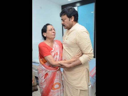 జమున ఫ్యామిలీకి కృష్ణ, చిరంజీవి ఓదార్పు (ఫోటోస్)