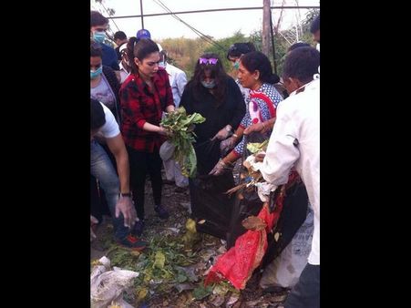 చీపురు పట్టిన తమన్నా...(ఫొటోలు)