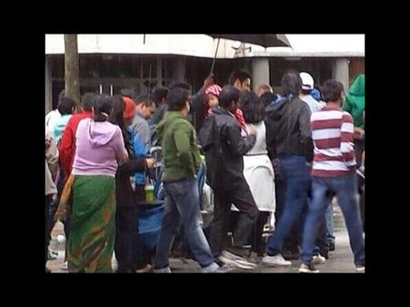 ఐటీ హబ్ లో...: మహేష్ చుట్టూ మూగేసారు (ఫొటో)