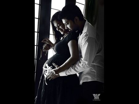 గర్భం దాల్చిన హీరోయిన్, భర్తతో ఇలా...(ఫోటోస్)