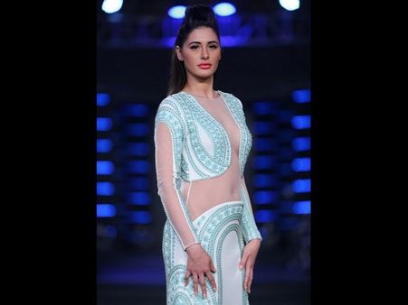 ఇంత హాటా: ర్యాంప్ వాక్ లో సెక్సీగా రెచ్చిపోయింది (ఫొటోలు)