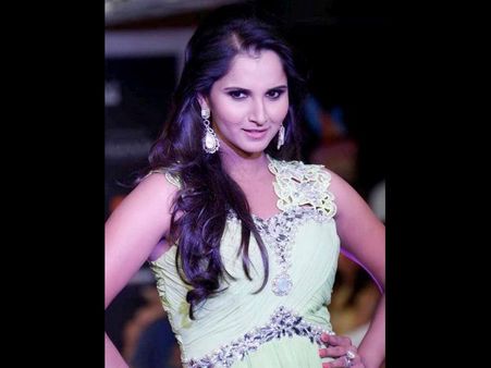 బాండ్ గర్ల్ గా ఇలా సానియా మీర్జా (వీడియో)