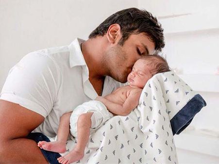 మేనకోడలని ముద్దు చేస్తూ మంచు మనోజ్(ఫొటో)