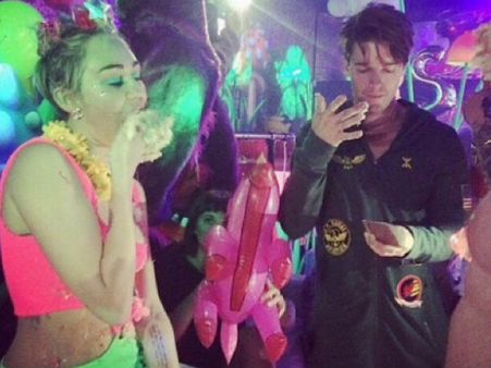 బర్త్‌డే పార్టీ: విచ్చలవిడిగా రెచ్చిపోయిన హాట్ సింగర్ (ఫోటోస్)