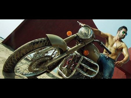 ఇంకోటి లీకైంది: బైక్ పై 'టెంపర్‌' చూపిస్తూ...(ఫొటో)