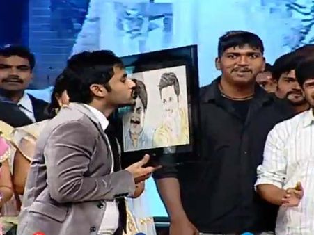 పవన్ ఫోటోకు ముద్దిచ్చిన నితిన్ (వీడియో)