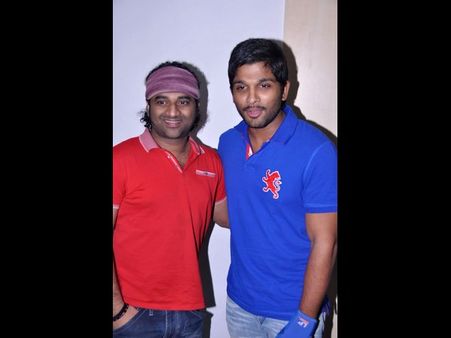 బన్నీ, దేవిశ్రీప్రసాద్ కామెడీ ఇలా(వీడియో)