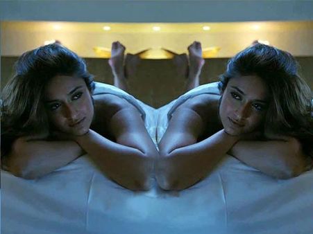 బ్రా...గురించి ఇలియానా హాట్ కామెంట్, మగాళ్ళపై...