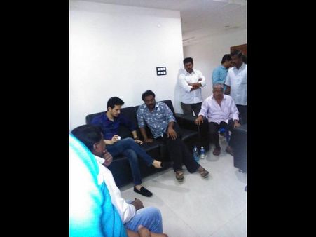 వినాయిక్ ఇంట్లో...అక్కినేని అఖిల్‌(ఫొటో)