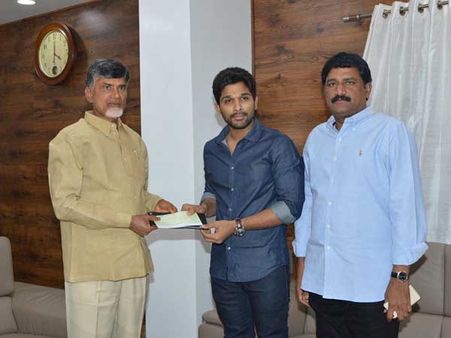 చంద్ర‌బాబుకి 25 ల‌క్ష‌ల చెక్ అందించిన అల్లు అర్జున్‌
