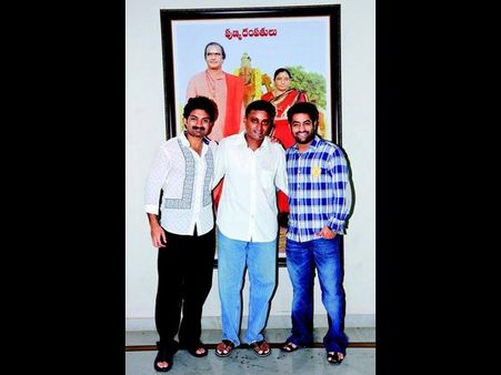 ఎన్టీఆర్, కళ్యాణ్ లతో కలిసి జానకి రామ్ ఇలా...(ఫొటో)