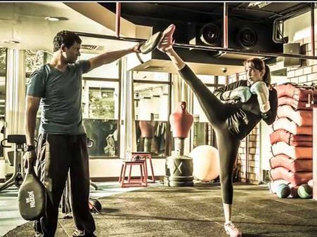 జిమ్ లో...మంచు లక్ష్మి జిమ్మిక్కులు (వీడియో)