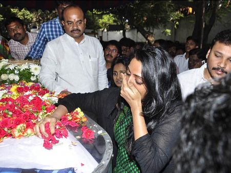 చక్రి మృతి: వెక్కి వెక్కి ఏడ్చిన ఉదయభాను, దాసరి నివాళి