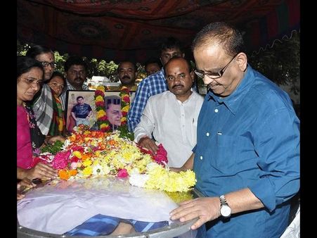 ఆత్మీయుడు: చక్రి ఆఖరి చూపు కోసం...(ఫోటోస్)