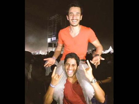 నాగచైతన్య భుజాలెక్కి అఖిల్... (ఫన్నీ ఫొటో)