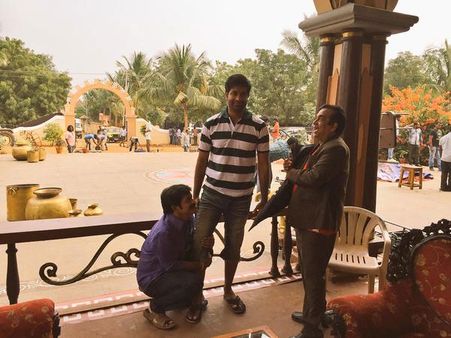 వెన్నెల కిషోర్ కాలు లాగుతున్న సీనియర్ నటుడు(ఫొటో)