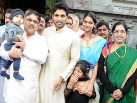 శ్రీవారి సేవలో :కుటుంబసభ్యులతో అల్లు అర్జున్‌(ఫొటో)