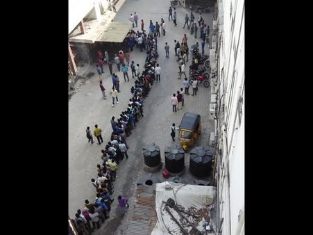 మెగా అభిమానం: చలిని లెక్కచేయకుండా ఫ్యాన్స్ (ఫోటో)